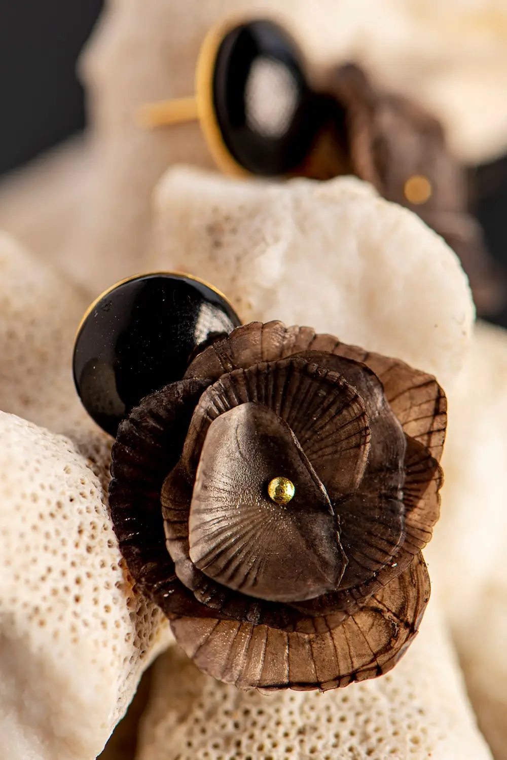 Les boucles d'oreille clou. Ecailles de poisson