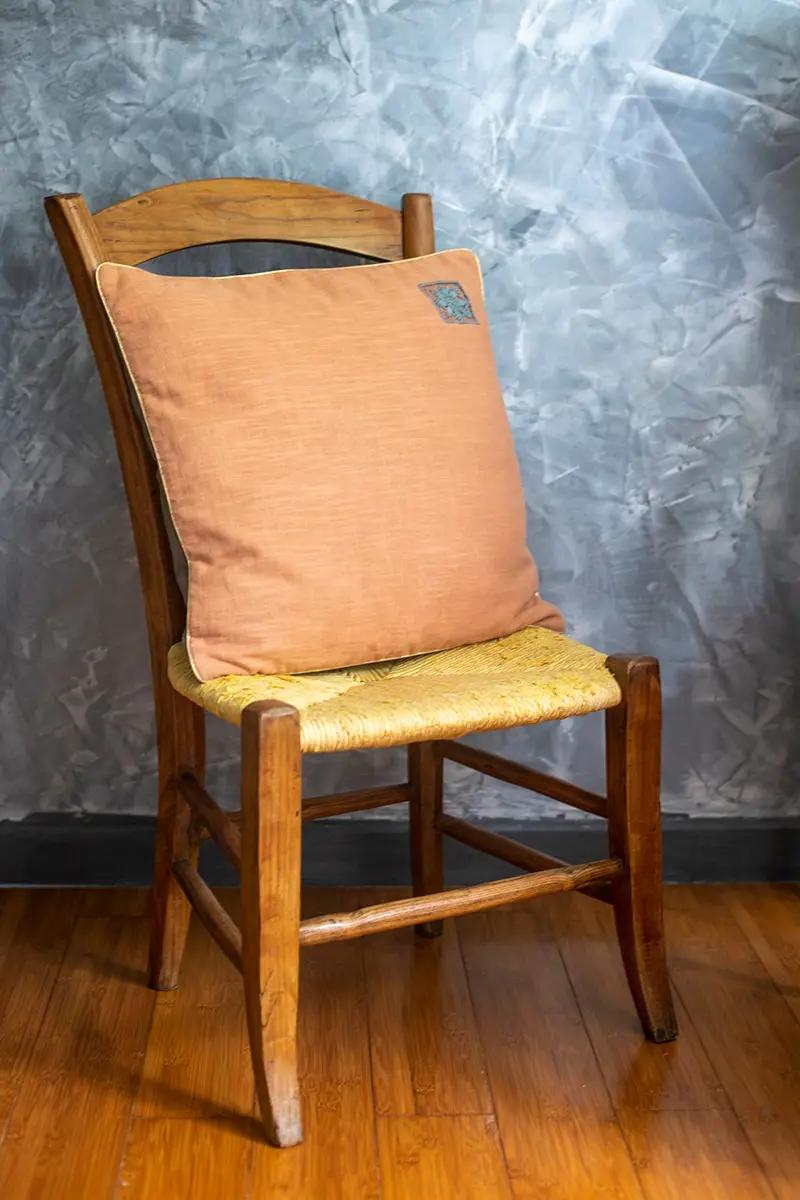 La broderie de Cilaos. La housse de coussin carrée – Image 4