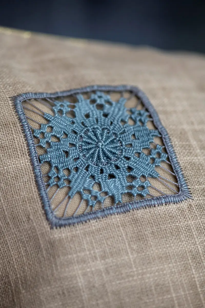 La broderie de Cilaos. La housse de coussin carrée – Image 20