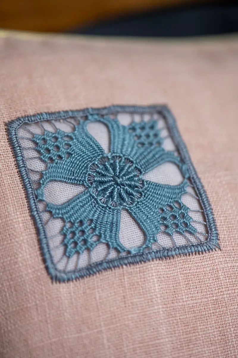 La broderie de Cilaos. La housse de coussin carrée – Image 17