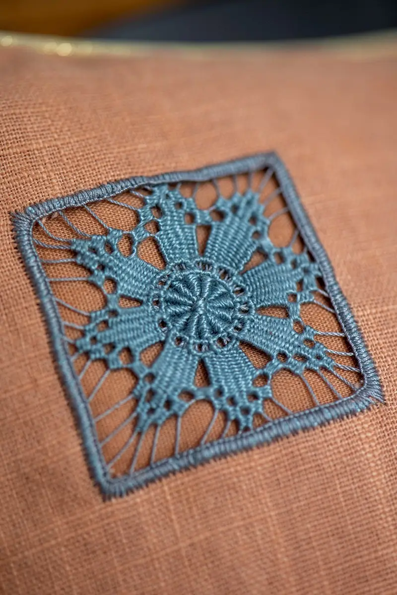 La broderie de Cilaos. La housse de coussin carrée – Image 18