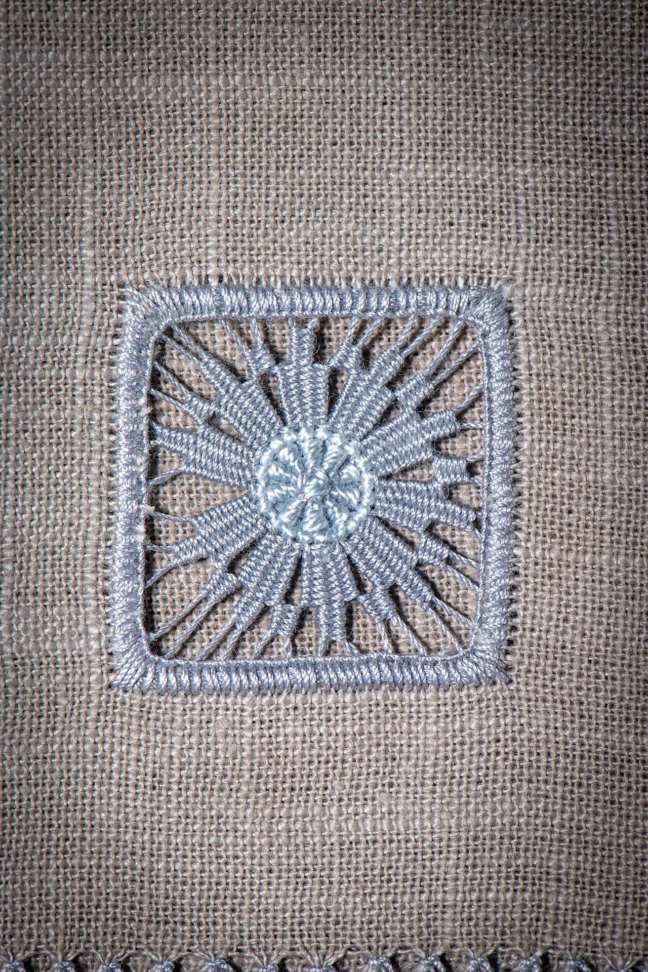 La broderie de Cilaos. La petite serviette – Image 4
