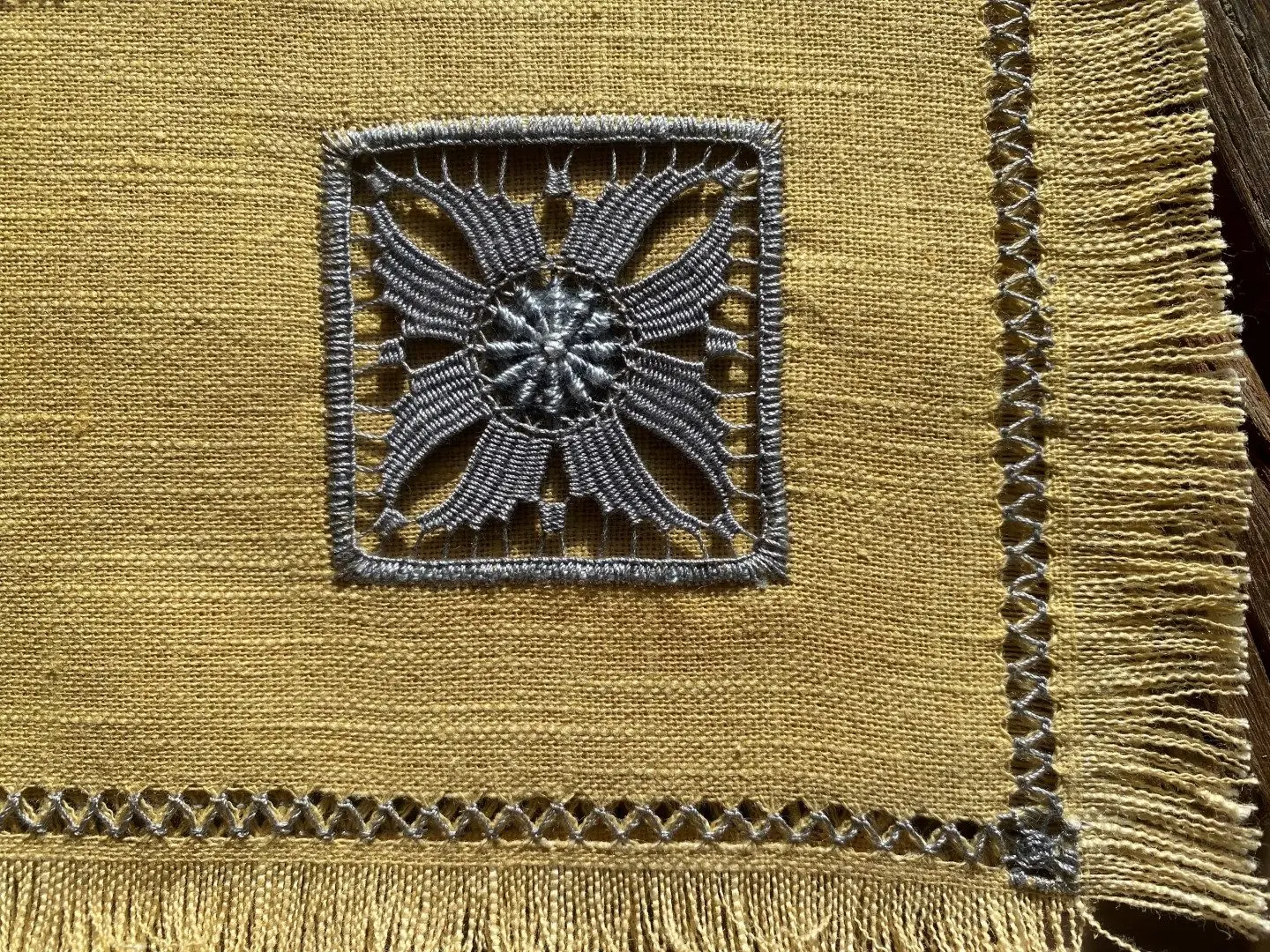La broderie de Cilaos. La petite serviette – Image 13