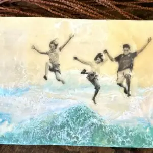 L'encaustique sur bois. "Trois enfants sautent la mer"