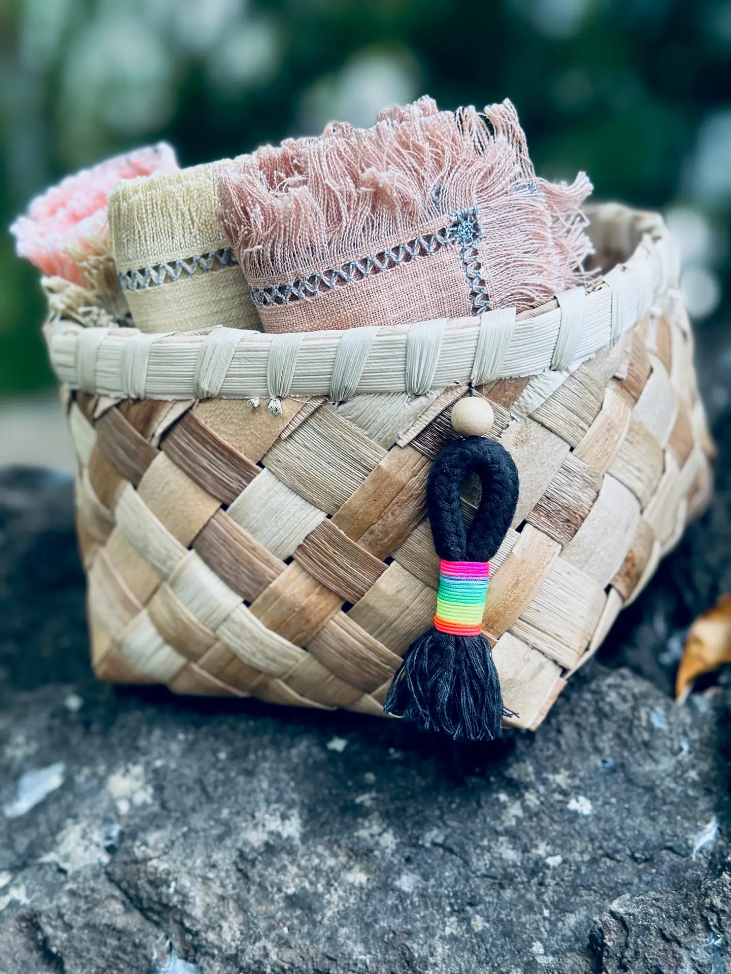 Le vacoa tressé. Le panier pompon – Image 6