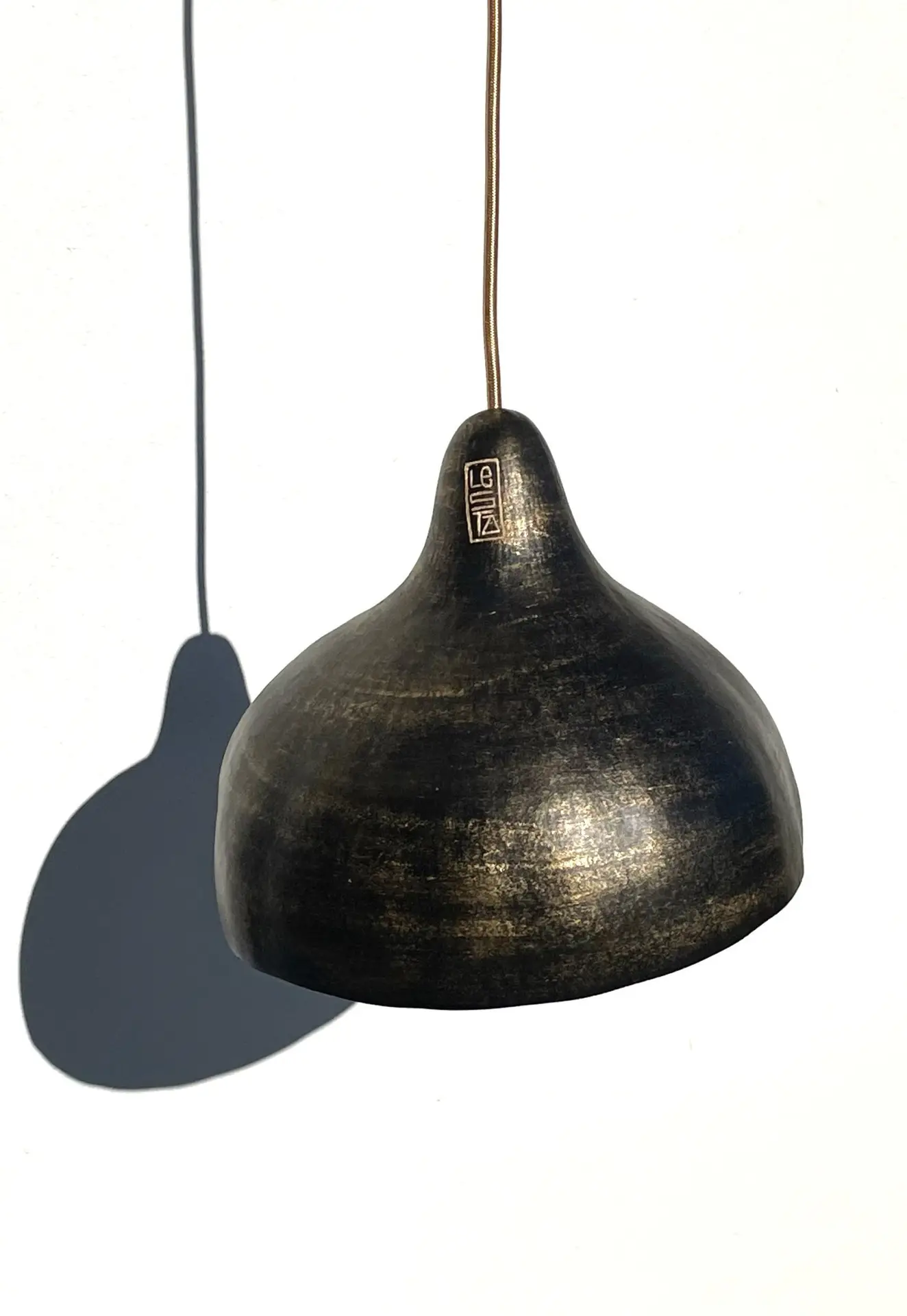 La calebasse. La suspension lumineuse noir patiné doré