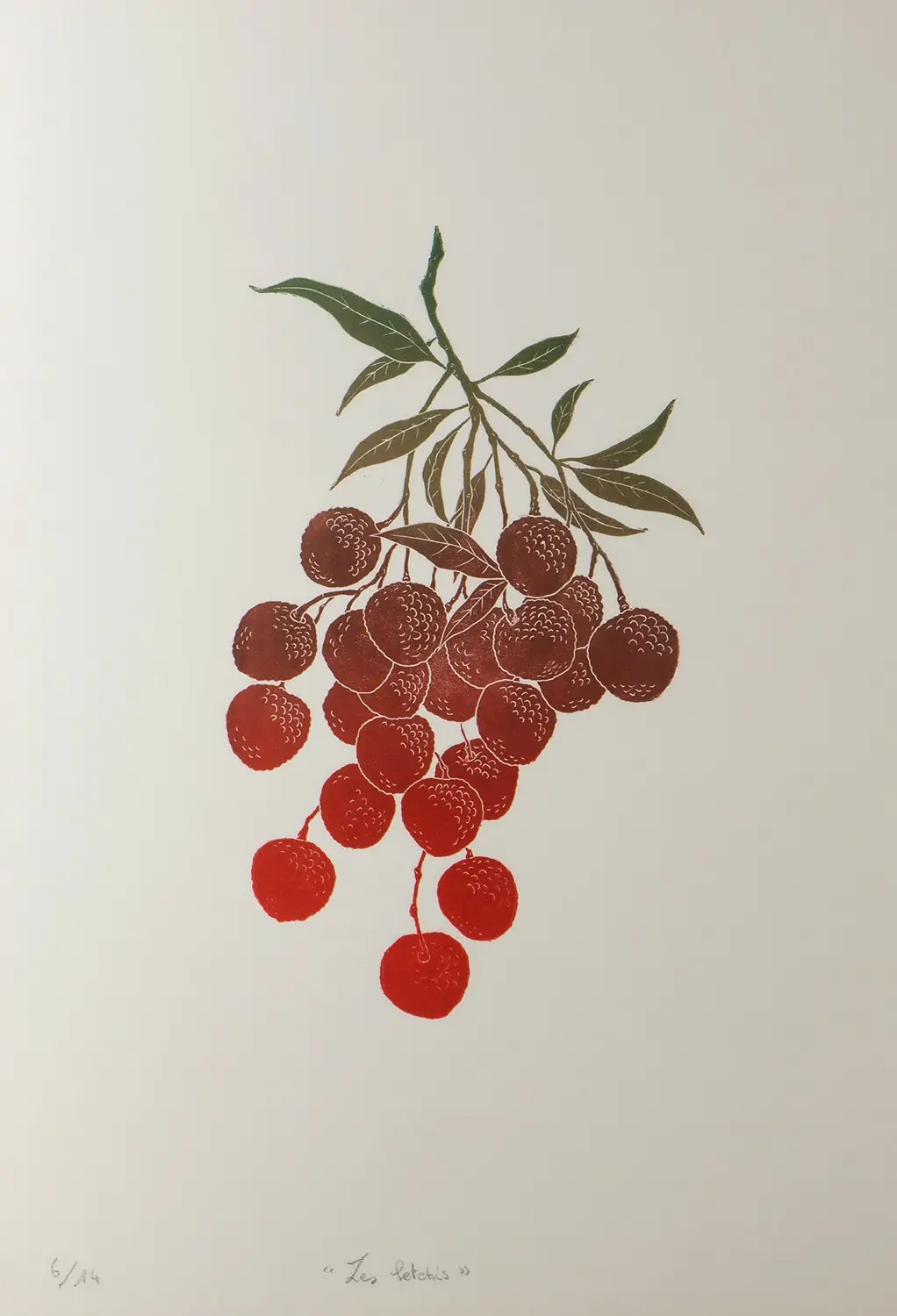 estampe letchis de hermine studio représentant une grappe de letchis rouges, selon la technique de la gravure à l'eau forte