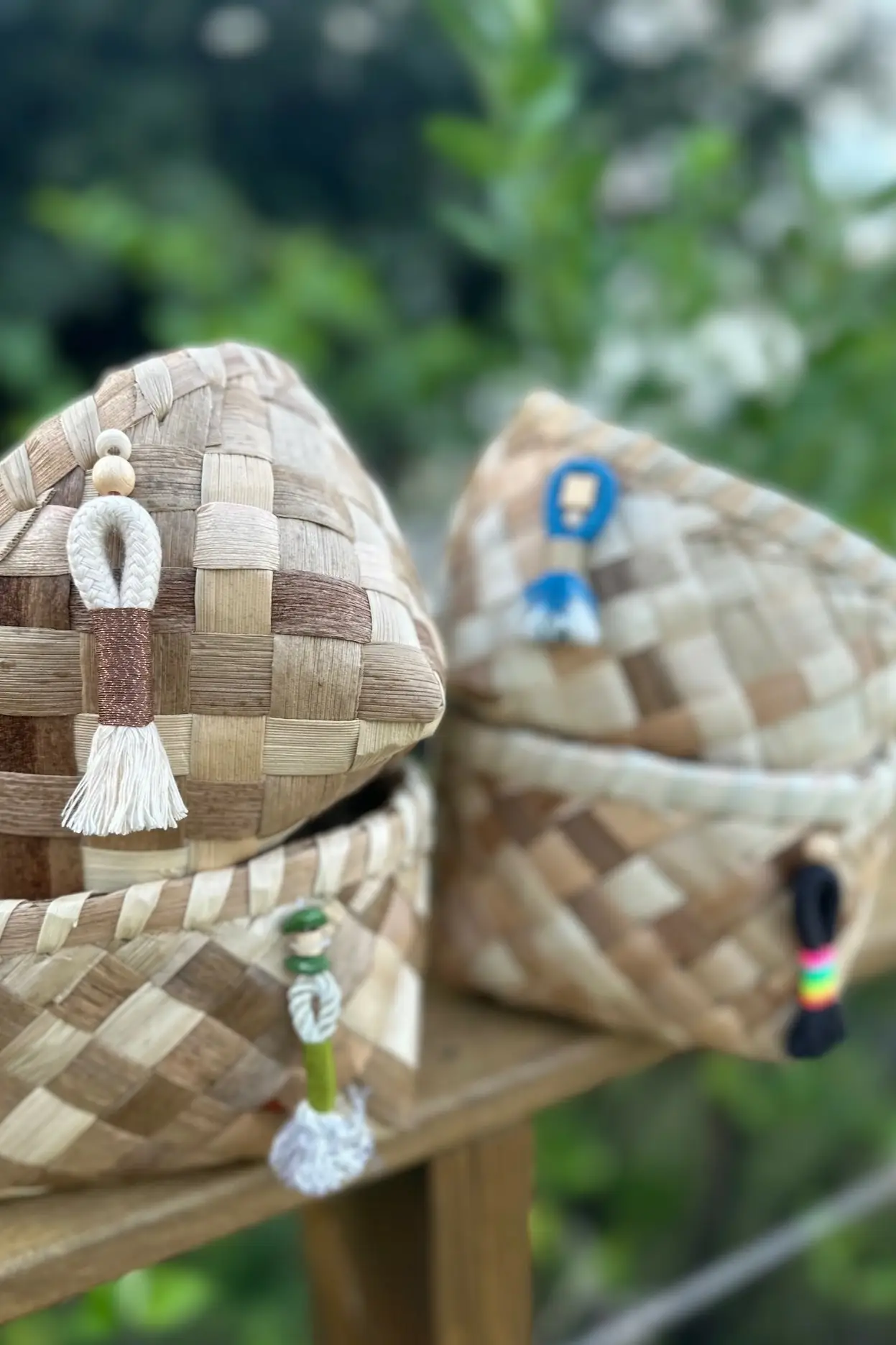 panier artisanal en vacoa tressé et pompon en corde